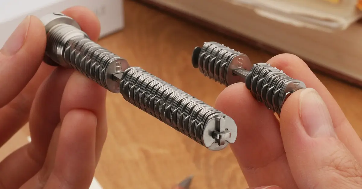 cryptosteel-capsule-split-open-hands